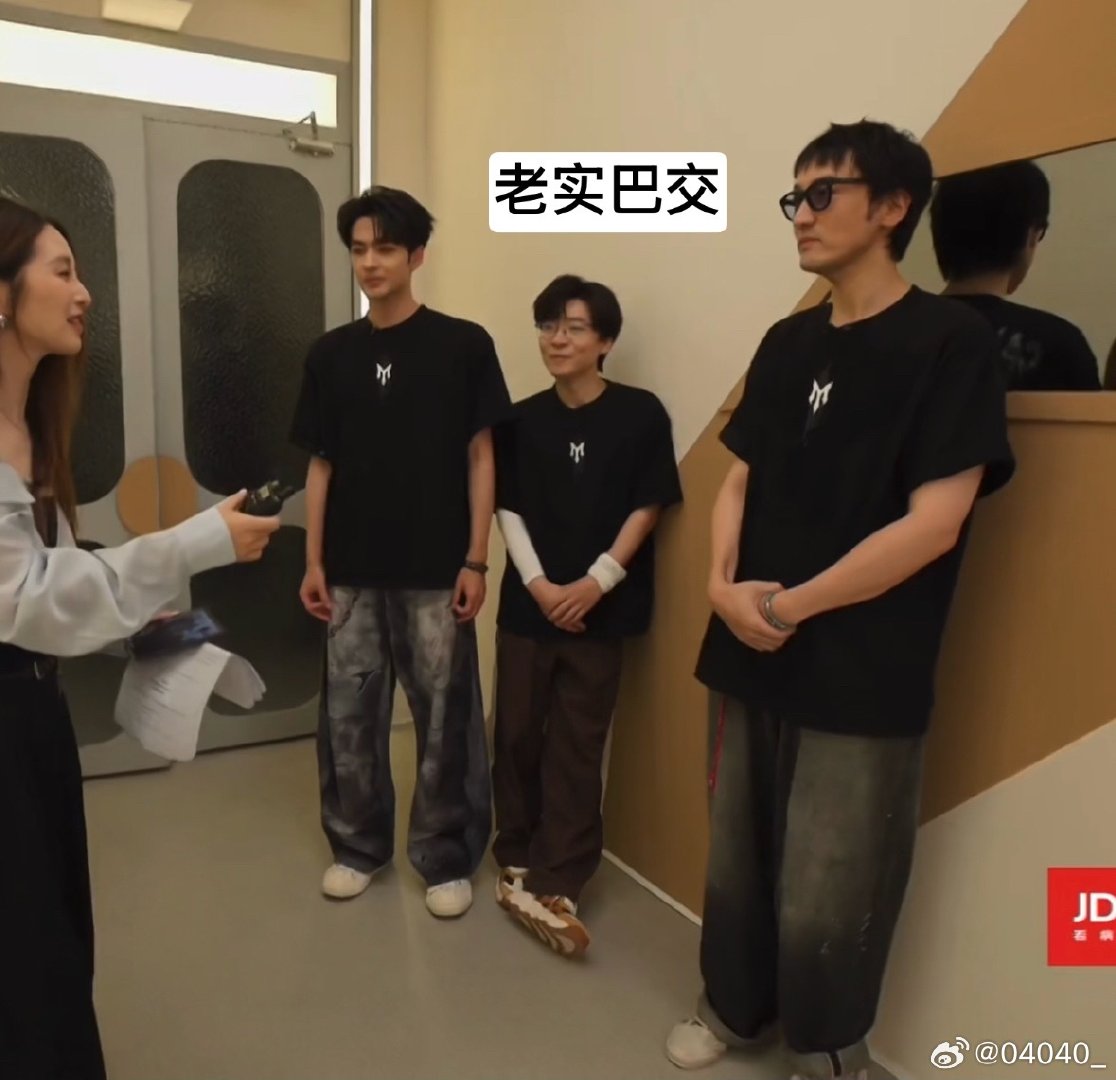 #王啸坤[超话]#  咋这么萌啊哈哈哈哈哈👀 #荆棘之外##王啸坤披荆斩棘##王传君王啸坤张卓尔野人##披荆斩棘直播##披荆斩棘一公突袭直播##啸着的披荆斩棘##披荆斩棘# ​