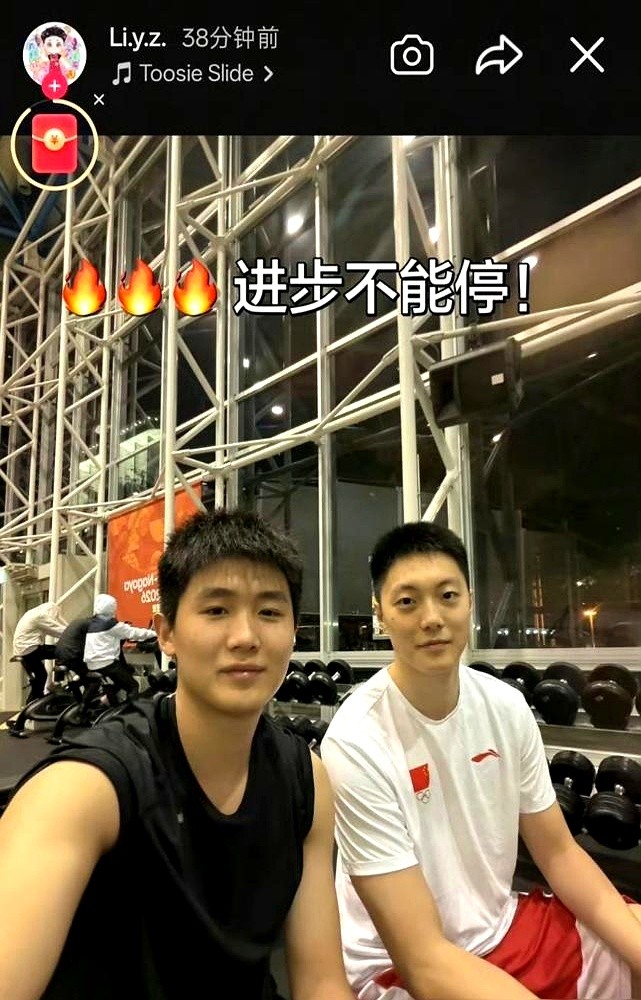 镜头拍不到的健身房角落，19岁的李悦洲死死咬着牙推杠铃，旁边站着默默陪了40分钟的队长胡明轩。

白天赛场上，第一次披上国家队战袍的李悦洲，出了大空位却缩手缩脚不敢出手。胡明轩和廖三宁直接冲他吼，大胆投，投丢了算我们的。

一转身，胡明轩就贴上去死缠对面最壮的后卫，把最硬的骨头咬在自己嘴里。赛后拿了