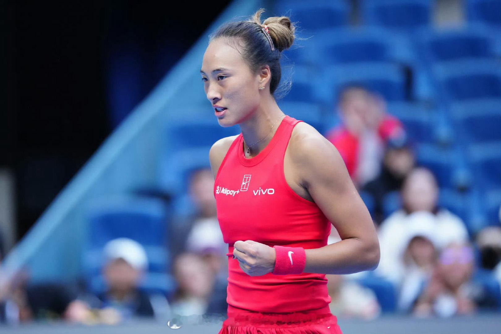 喜讯喜讯🎉恭喜🎉郑钦文晋级中网32强🔥

#2026中网# 郑钦文在6-7(4) 6-4 3-0时，她的对手卡林斯卡娅退赛。郑钦文晋级32强

将静候布兹科娃和比勒尔之间的胜者。

#郑钦文vs卡林斯卡娅##郑钦文晋级中网第三轮# #中网[超话]# ​