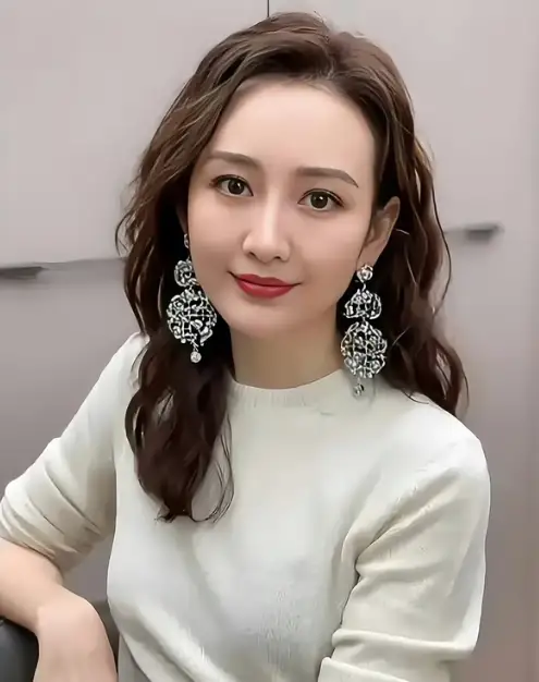 这两天娱乐圈被王鸥的回应刷屏了，传了很久的生子传闻，她没有继续回避，直接大方承认，自己已经有孩子，未来会独自抚养孩子长大。
 
整件事最让人感慨的点，是她的态度。没有长篇大论卖惨，没有曝光对方博取同情，也没有借着这件事捆绑新作品博热度，简简单单一段话交代现状，安静接受所有讨论。
 
换做别的艺人，同