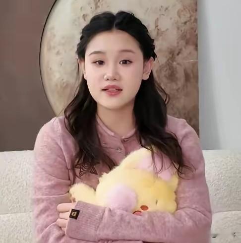 主持人问张家齐:“国家队的选拔是不是很严格？”张家齐说:“是的，能选上的名额很少，我都没有朋友和闺蜜。

我们一共八个项目，每次去最多四个人。

双人上两个就是一对，每个国家只能有一对。

单人是两个人，每个国家两个人。

六个女孩中，就最多三个人的名额。”

主持人问:“你当时的那种心态是什么？”