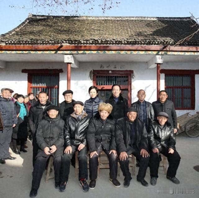 2026年8月20日，许家印判了，无期。俩儿子同一天获刑，刑期1年10个月到18年不等。
可我更想问：钱在哪？恒大2.44万亿的窟窿谁填？112万到160万套烂尾楼谁来盖？340亿理财没兑付，7万到10万人的养老钱，谁管？
那只23亿美元的信托太扎眼。2009年到2022年，夫妇俩从恒大拿了500亿