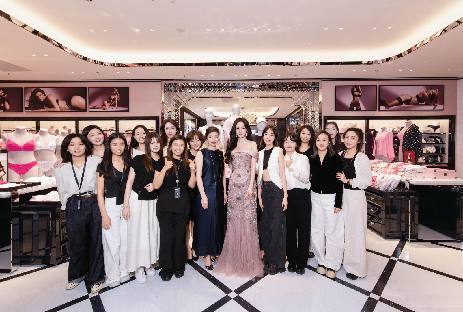 维密工作人员和杨幂的合照[捂嘴哭]好闪耀的大明星啊[捂嘴哭] ​