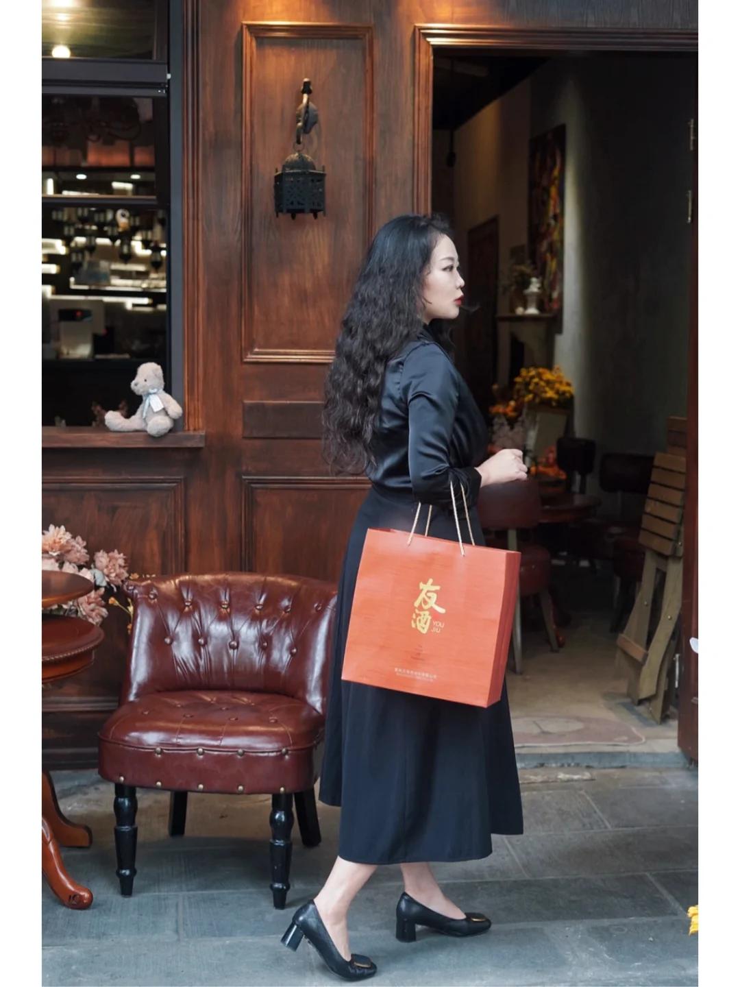 温一壶月光下酒，和友人一醉方休。