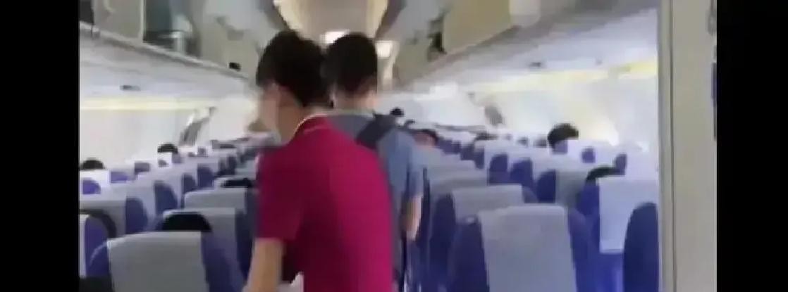 陈冠希在东京飞纽约的航班上跟空乘吵了一架，原因说出来很多人都有共鸣。飞机落地后他正从行李架取东西，后面一位乘客急着往前挤，空乘过来告诉他，那位是日籍钻石卡会员，有优先下机权。陈冠希自己也是钻石卡，当场就问了句让全网炸锅的话：有什么卡别是比钻石卡更高的。录音里他反复追问了三次，还要投诉信。这事吵了两天