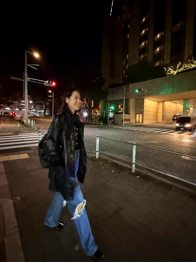 身价过亿的顶流明星，在东京街头也得老老实实当奶爸。

六本木的咖啡店里，孙艺珍正站在前台低头点餐，儿子肉乎乎的小手直接钻进她的衣袖里撒娇。玄彬胡子没刮，大裤衩配墨镜，双手紧紧攥着婴儿车的扶手，眼睛一步不离地盯着娘俩。

夜里换上皮衣散步，没有闪光灯和保镖，随手一拍全是松弛。

营业是给外人看的，柴米