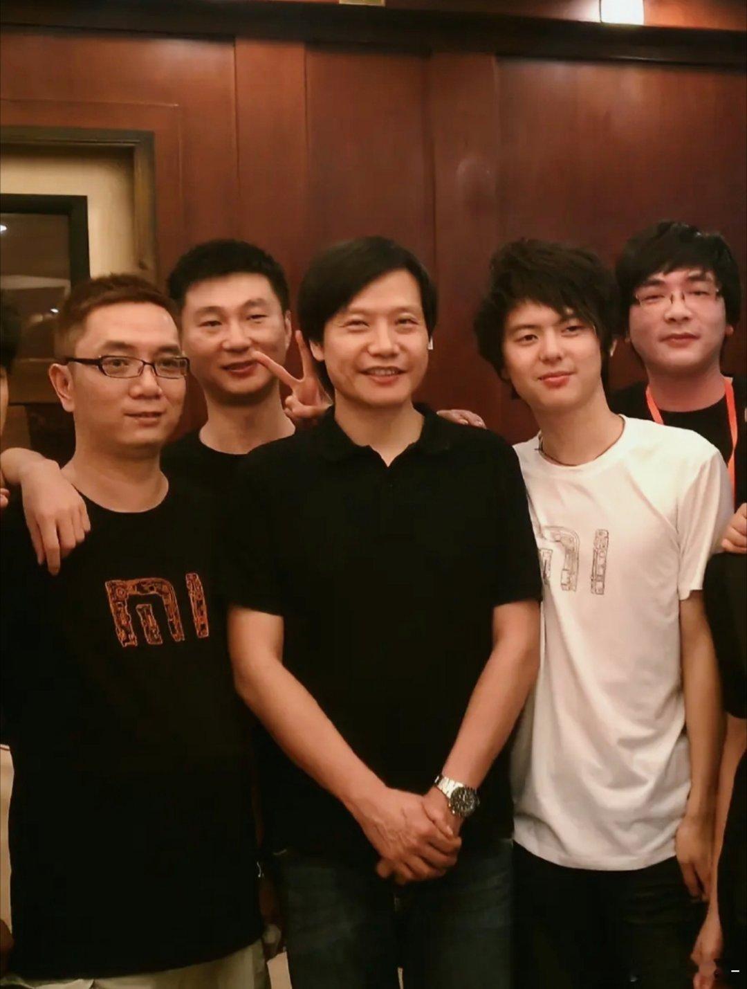 #雷军[超话]# 昨天问我弟世界上最帅的人是谁 我弟脱口而出说是雷军[馋嘴] ​