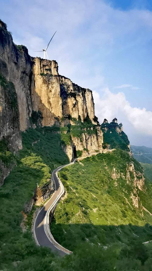 太行山里的公路九曲十八弯，坐车坐得有点晕。 
路边崖壁上多了些观景台，停下来看一眼，脚下是万丈深渊，远处是层层山峦。 
云雾缭绕在半山腰，像给山系了条白腰带。 
风刮过来，松涛声呜呜的。 
旁边有个自驾游的大哥拿着无人机在航拍，说拍出来绝对大片。 ​