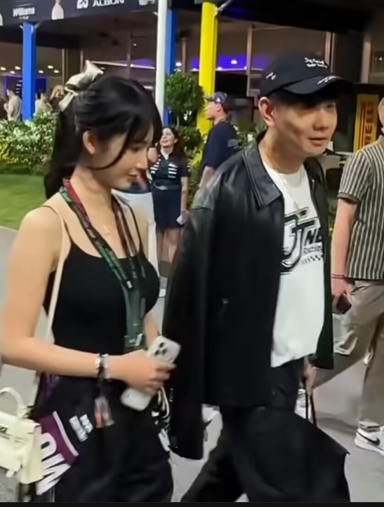 林俊杰牵手女友七七观看F1比赛，网友调侃，真的像爸爸带女儿
当天林俊杰头戴鸭舌帽，身穿黑色皮衣搭配休闲裤，手里提着名牌包，能够看到，已经45岁的他脖子前倾，驼背明显，而七七站在旁边显得十分娇小，两人年龄差确实很明显，难怪会被调侃，看到那么多人拍摄，林俊杰小声对女友说不要紧张，这也太宠溺七七了吧！而当