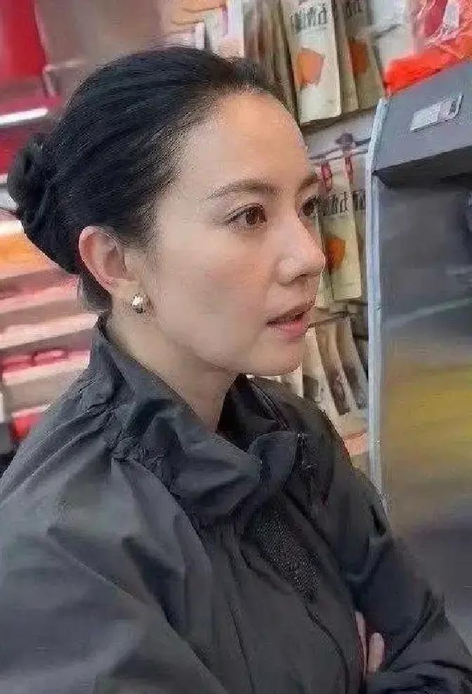 46岁的高圆圆顶着大素颜趿拉着凉拖去逛超市，被路人逮个正着，连眼角的褶子都看得清清楚楚。
换作平时看惯了红毯生图的人，大概得愣三秒：这真是当年无数人眼里的白月光？
可你仔细瞧那画面，手里拿盒牛奶来回对比，小推车里塞满了卷纸、青菜，旁边既没有保镖清道，也没有七八个助理围着补妆递水。被人认出来了，她