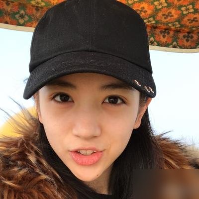 高三被亲爹扇了一巴掌，她离家出走一个月，愣是没一个人找。
代露娃在综艺里把这事抖出来，说拍戏发烧找妈求救，换来一句冷言冷语。转头网友扒出她家破产后，55岁的老妈去给人做月嫂，供她读私立、供她艺考。
节目播完，她掉粉两万。10月7号她发千字长文，说被情绪冲昏了头，还辟谣高考200分、艺考花百万的传