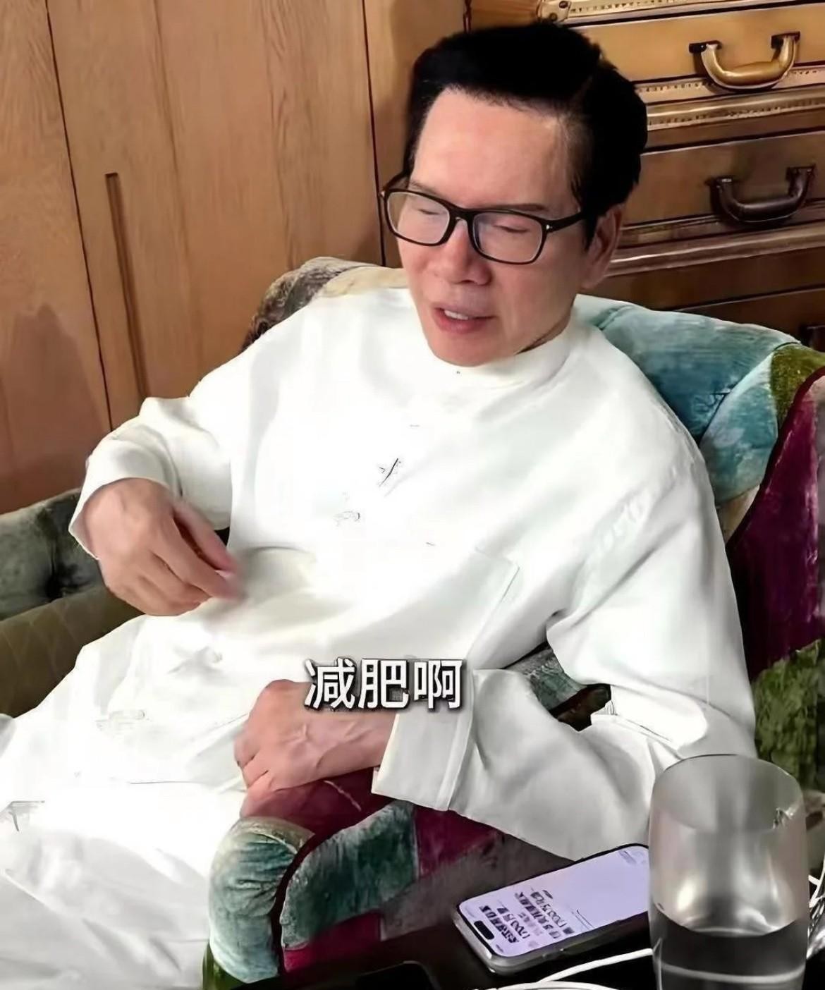 香港顶级富豪圈在长寿续命这块的努力也太卷了吧。
前阵子刷到向太分享的家庭聚会vlog，镜头扫过餐桌主位的时候，我着实愣了好几秒。
满桌亲友面前摆着各色精致菜肴，可坐在78岁向华强面前的专属餐食，既不是熬得挂壁的鲍汁扣花胶，也不是纹理绝佳的进口和牛。
只有小半截蒸得甜糯的鲜玉米，旁边配着一小碗几乎没放