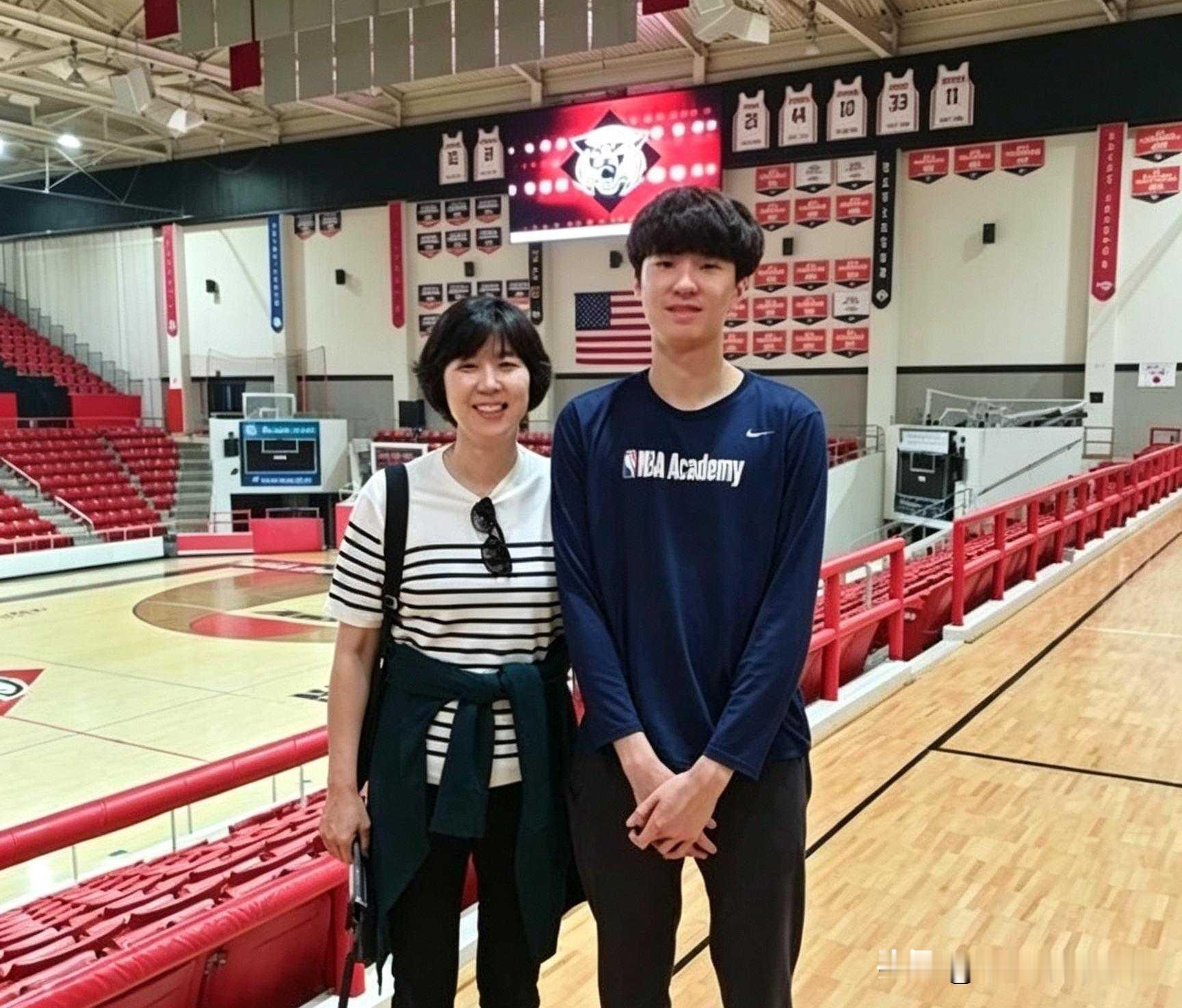 将门虎子！
李贤重率队夺得了第二十届亚运会男子篮球冠军，获得了免服兵役的资格，这哥们以后可以专心打球了。在昨晚的决赛中他得了27分和18个篮板，几乎是凭一己之力将日本队斩于马下。
李贤重今年26岁，身高两米，有三分，有速度，有持球攻篮下能力，还能抢篮板，是现代篮球运动员典型锋线球员，估计今后几年里都