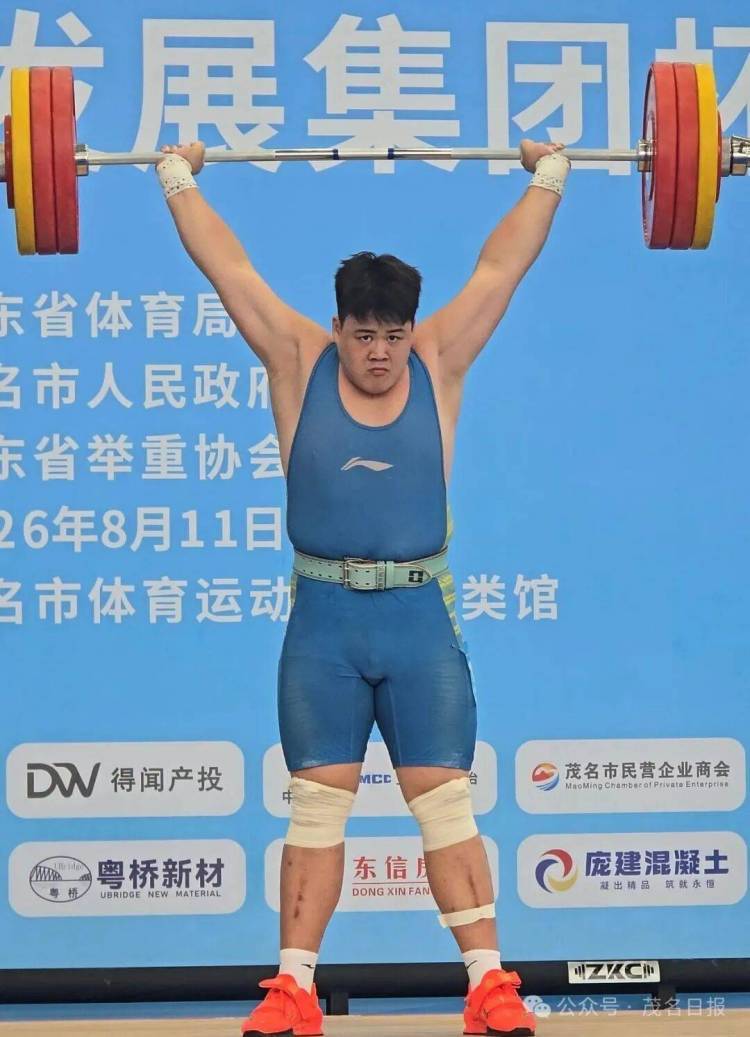 #又有2金1银1铜入账！省运会男子举重比赛茂名队发挥出色！# 

8月20日，广东省第十七届运动会竞技体育组“茂名发展集团杯”男子举重比赛在茂名市体育运动学校球类馆继续进行。茂名队当天再有2金1银1铜进账，王嘉骏、康重山在乙组+89公斤级、甲组67公斤级各摘得1枚金牌。

王嘉骏代表茂名队出战乙组+89 ​