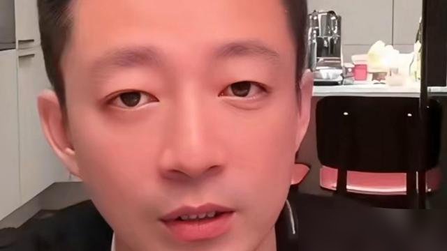 汪小菲给“翻版大S”夹菜，马筱梅在直播间喊“3、2、1上链接”。
两口子各干各的，一个在烤肉店陪笑应酬，一个在家对着手机疯狂带货。网友吵翻了，说这画面太割裂。可你细品，这才是把账算明白了。
以前他跟前妻那点事，天天挂热搜，情绪跟过山车似的。现在呢？麻六记第54家店开张，他跑去剪彩，粉丝送花他签名