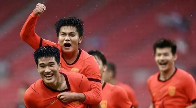 这次U23国足3比0赢下泰国时隔28年重返亚运四强，最亮眼的真的是防守端的表现。
从U23亚洲杯打到亚运会，安东尼奥带的这支队伍防守稳定性肉眼可见的涨，小组赛面对朝鲜、伊朗、阿联酋这些硬茬，愣是把不丢球当成第一指标，深度退防+密集站位搭出来的防线，被球迷戏称是亚洲级