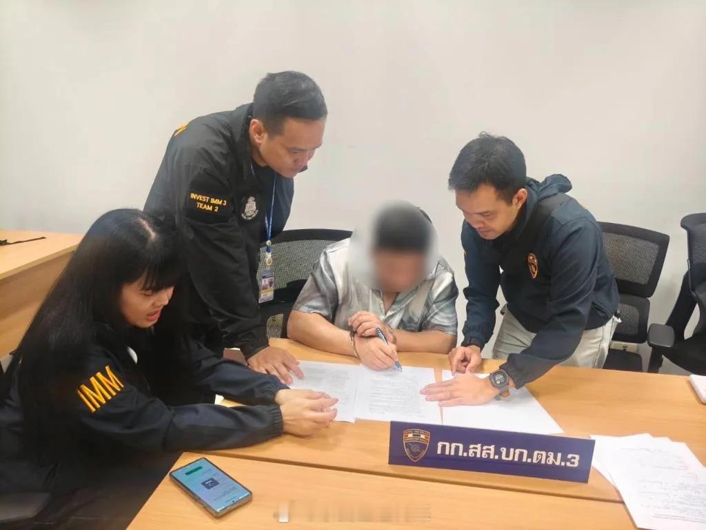 #泰国星暹新闻# 【中国男子涉20亿泰铢加密货币洗钱，藏匿曼谷豪宅3年终被捕，泰方将协调引渡】

2026年10月17日，泰国移民局在曼谷沙潘松区一处高档住宅，成功逮捕一名37岁中国籍男子Wu某（音译）。该男子涉嫌参与跨国犯罪、加密货币兑换与洗钱网络，潜逃藏匿泰国长达三年有余，泰国移民局后续将与中方 ​