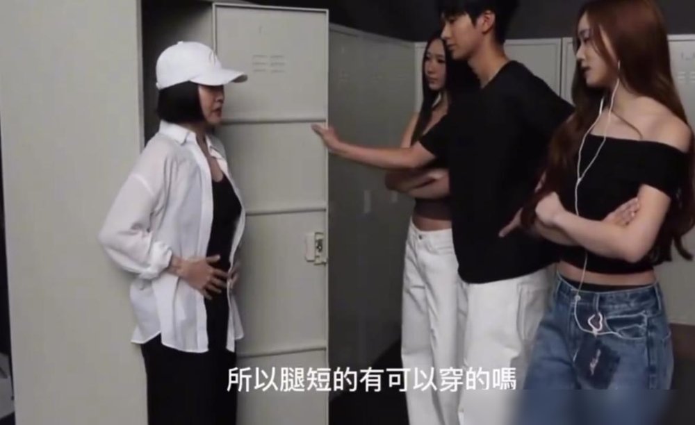 小S拍视频给女儿服装品牌带货，张嘴就是“我胸大”，俩闺女当场接不上话，侄子直接眼神飘走。
画面里她穿得比女儿还紧，对着镜头自夸身材，小辈们笑得勉强，气氛肉眼可见地冷。评论区炸了：这风格怎么还停在十年前的综艺梗里。
说白了，她拿对付蔡康永那套老路子，硬塞给00后的孩子。孩子要卖衣服，她要卖“小S人