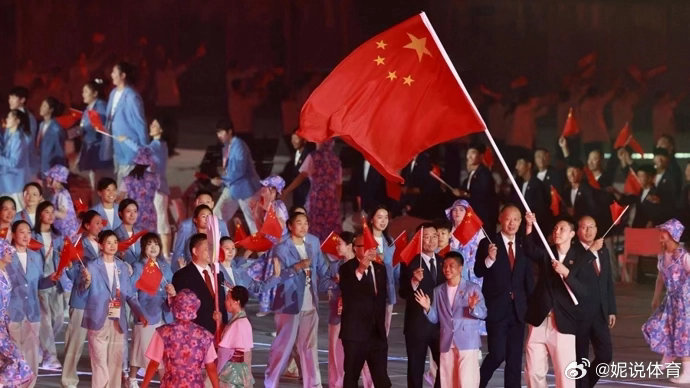 代表团秘书长张新清醒指出：个别项目不及预期，人才厚度、参赛准备、临场指挥仍有不足，为洛杉矶备战敲响警钟。珍惜亚运练兵平台，别被金牌遮住问题。#亚运会这场中考考出了什么##亚运会敲响洛杉矶备战警钟##亚运会闭幕式# ​
