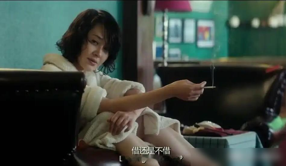 管虎拍《老炮儿》，原型找了一堆北京顽主，最后捏出个六爷。他自己说，这人不合时宜，才有写的价值。
胡同里提笼遛鸟，兜里比脸干净。可话匣子死心塌地跟着，洋火儿上赶着送钱，闷三儿替他蹲局子，灯罩儿挨了打还认他当爷。
一帮人围着他转，图什么？电影没交代，就硬给。
管虎12岁前住后海胡同，他怀念的是那种