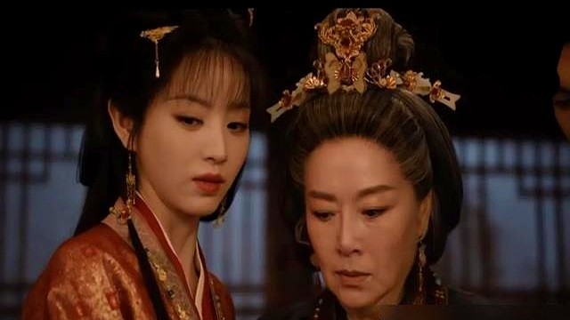 央视八套和奈飞同步播30集，《嫁金钗》这排面确实拉满了。

全剧最绝的不是撕破脸，是老太太认人。宫斗里杀出来的老太太，根本不看脸和信物，单看低头时的脖子。魏娆连笑时先提哪边嘴角都像刻出来的规矩，太假；反倒是君黛吃东西时右手小指无意识的一勾，瞬间漏了底。

老太太心里门儿清却不点破，把君黛扣在身边天天