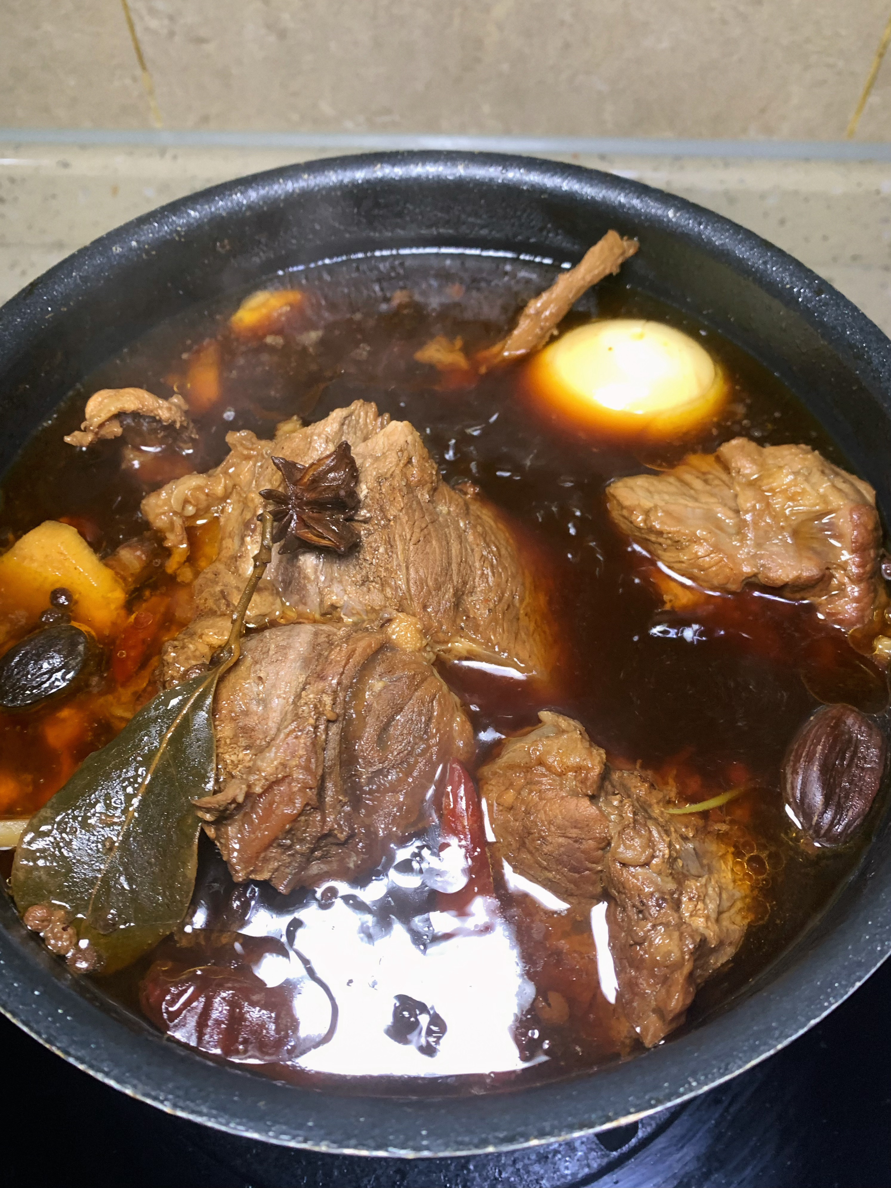 生活手记我的日常plog平凡日常｜穿搭与烟火美食碎片🍳工作日的生活碎片合集。一身松弛休闲穿搭，在小区晒晒太阳。出门采购一杯咖啡，偶尔外出聚餐。更多时候，宅家下厨，卤牛肉、炒空心菜、宫保鸡丁、咖喱螃蟹。用心对待每一餐，在烟火气里感受生活的温柔，简单自在，便是最好的状态。