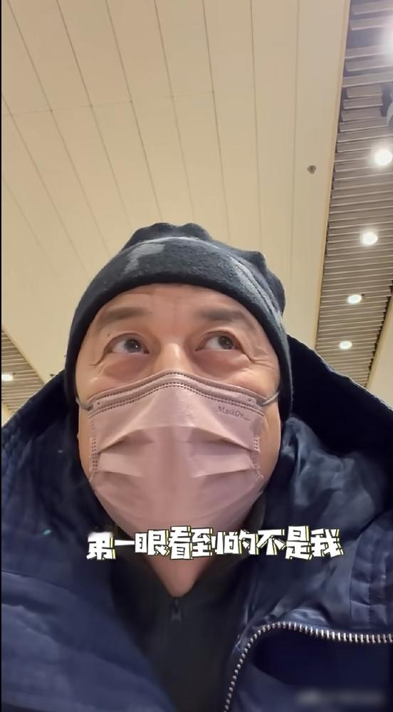 网上传李亚鹏直播接机被女儿无视？全是假的！
近期根本没有这场直播接机事件，所有相关内容都是造谣拼接。真正的机场冲突发生在2008年曼谷机场，当时李亚鹏护着两岁的李嫣，不满记者近距离拍孩子，和记者起了肢体冲突，事后和解，外界都解读为护女心切。
今年李亚鹏直播聊起李嫣，说女儿在伦敦大学读书，成绩不算