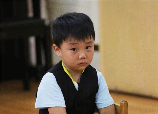 #曝马皓轩强奸未成年# 回看当年《一年级》，很多人对马皓轩印象很深。
如今网上流传的爆料实在让人唏嘘。消息来源都是匿名转述，暂未见到官方通报，真相还需要等待实锤。
但有一点很值得思考：孩子性格的问题，从来不是凭空长出来的。
家庭教育的缺位、引导的缺失，一点点埋下隐患。小时候荧幕上看到的 ​