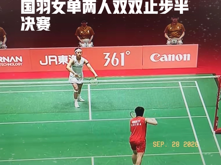 刚结束的亚运会羽毛球女单半决赛，两场比赛结果都有些遗憾。安洗莹仅用时39分钟，就以2‑0速胜陈雨菲，强势闯入决赛。

另一场半决赛，王祉怡0‑2不敌山口茜，要知道就在几天前女团赛场，王祉怡还战胜过山口茜，短短几日再度交手结局反转。
 
这样一来，陈雨菲、王祉怡两位国羽女单全部止步半决赛，双双拿到铜牌