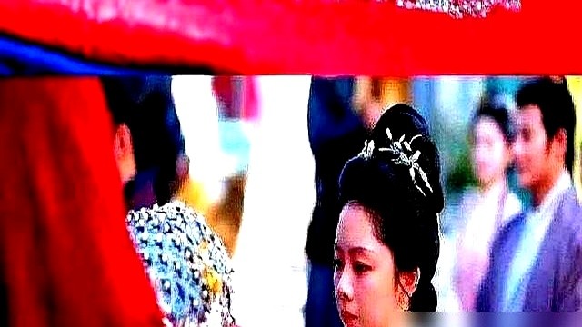 林府实景都盖了，谭松韵换了80多套戏服，结果全被一顶塑料凤冠干稀碎。

特写镜头拉近，质感假得像两元店淘来的，观众当场炸锅：几个亿都砸了，就差这一顶冠子的钱？

剧方至今装聋作哑，反倒是谭松韵在收官那天，一口气放出了改过17遍的角色回应。她完全不提道具翻车，只聊许兰香野草一样的心，聊角色为什么不戴红