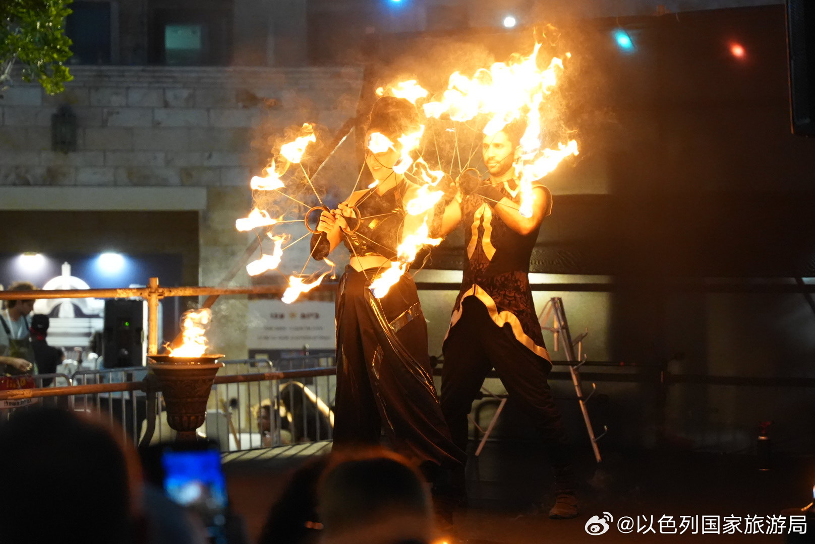 🎭阿卡国际先锋戏剧节，在千年老城邂逅先锋艺术

数百位来自世界各地的艺术家，把阿卡老城的街巷与古建化作露天舞台🎭 街头戏剧、马戏、舞蹈、互动装置随处可见，精彩的火焰秀、美人鱼水装置表演，吸引数万游客前来感受这场跨界文化盛宴。

过去十年，以色列持续投入修缮阿卡老城，骑士大厅、十字 ​