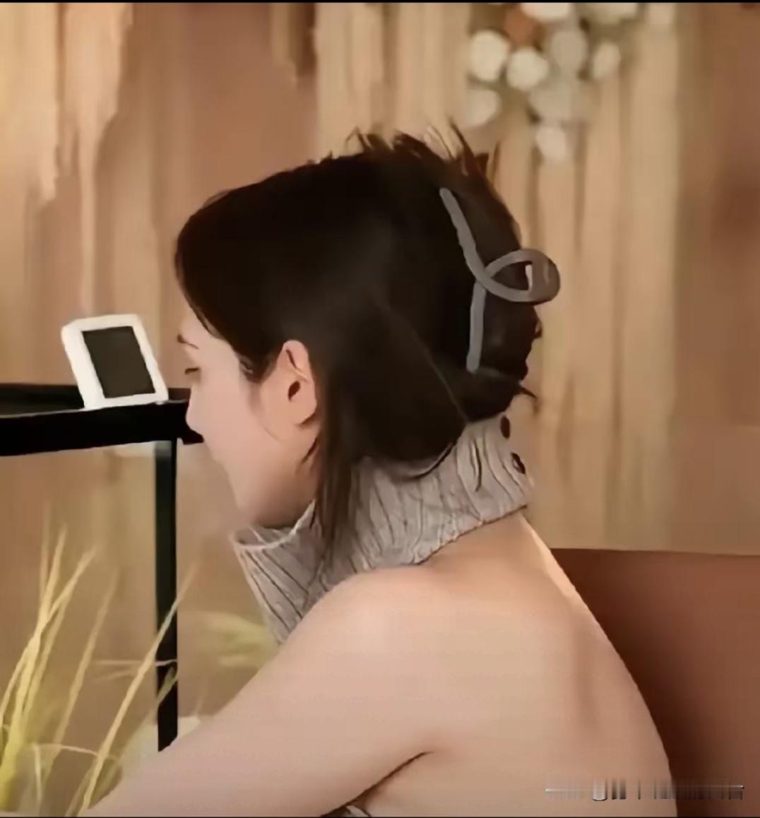 彭小苒那场直播展露副乳彭小苒身材 彭小苒美照 ，镜头前穿的是黑色吊带裙，人往沙发上一坐，肩带滑下来，半边肩膀都露在外头。弹幕里有人开始刷提醒，一条接一条，刷到三千多条的时候，镜头才总算挪开。中间十几个工作人员围着她转，愣是没人察觉。后来工作室凌晨一点多发了个道歉，说工作人员失职，没及时调整镜