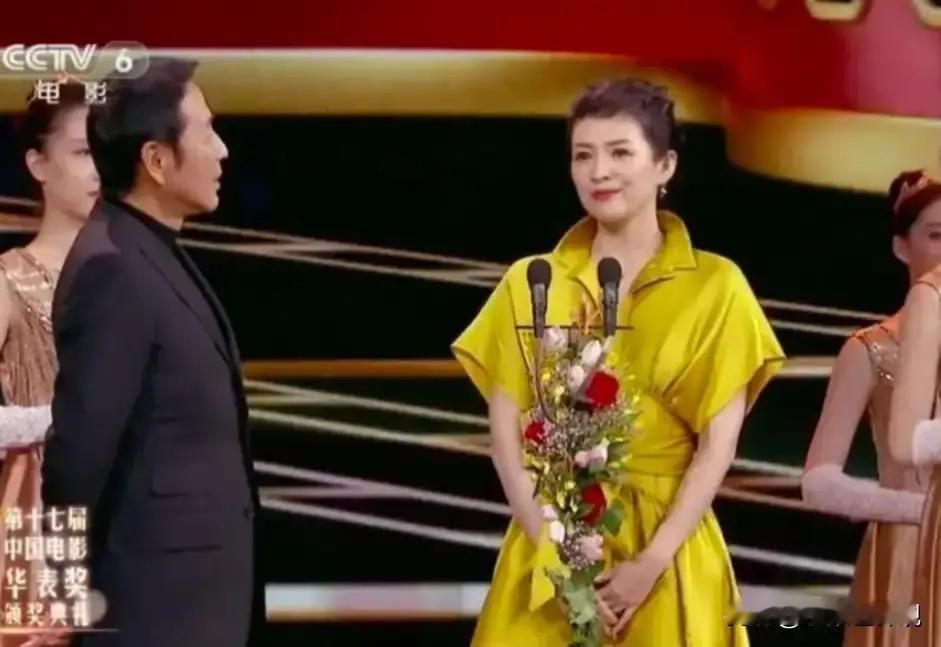 “你也很羡慕我吧？毕竟，我可是荣获了三次华表奖！”2018年，章子怡自信地对陈道明说，陈道明听后稍显意外，但他很快回过神来，反问道：“那你了解华表奖、金鸡奖和百花奖之间的不同之处吗？”

章子怡没想到陈道明会突然这么问。她愣了一下，脸上笑容还挂着，脑子却飞快地转。台下那么多同行看着，镜头也对准了她，