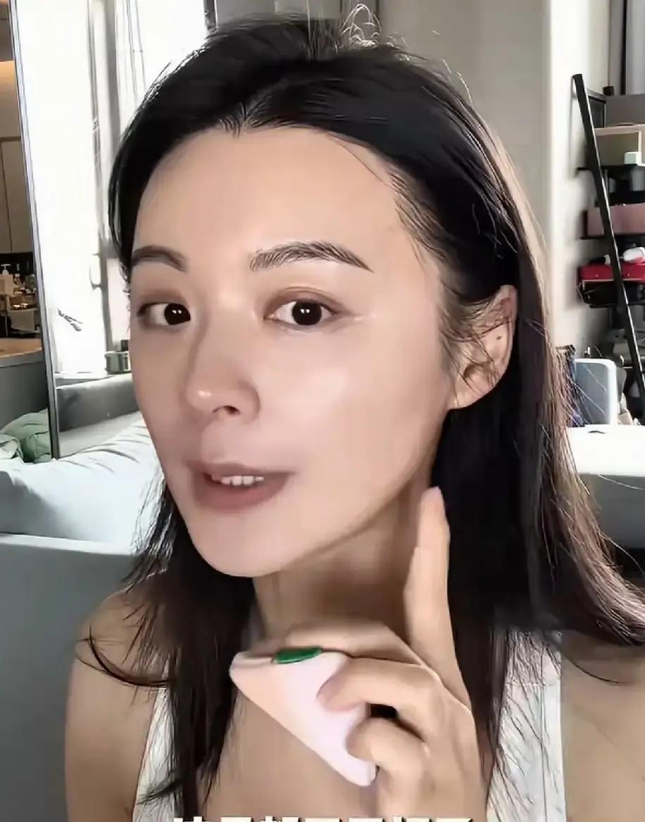 娱乐圈对女演员的年龄焦虑，到了毛林林这儿，居然直接失效了。
不少人瞅着镜头直犯嘀咕：这女人怎么越长越有股摄人心魄的妖气？
戏里戏外，她今年都快奔四张的人了，居然跑去给年纪不小的田曦薇演亲妈。
换作别的剧，三十多岁演二十出头姑娘的妈，观众早就骂骂咧咧掀桌子了，偏偏这回全网都在喊合理。
前两天看