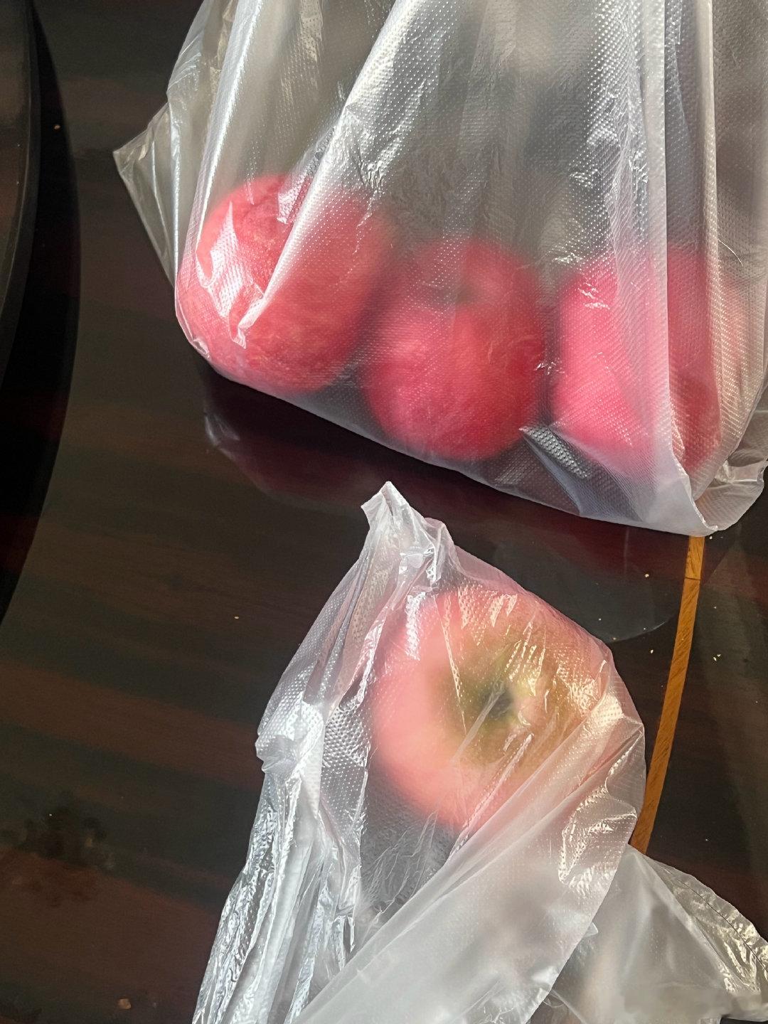 今天喝了霸王茶姬买一送一感觉不用睡了
给我弟买了一杯他说好好喝哈哈哈哈哈
p3提笔忘字（一下子忘记茶怎么写[太开心][太开心]
桂花好香啊（最近想控制一下越吃越多[泪]这把子真的完了）我跟我妈都买了苹果哈哈哈哈我还蛮喜欢吃苹果的（得要有苹果香那种[憧憬] ​