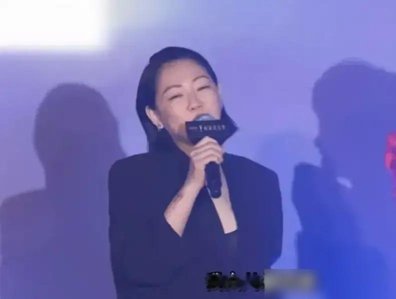 小S又吃醋了，这次对象是林志玲。大女儿许曦文越长越像那个嗲嗲的林志玲，全网都在说。她直接在活动上翻白眼，强调“她是我徐熙娣生的”。许曦文也懂事，发文力挺亲妈，一句“我永远是我妈的女儿”把场子圆回来了。
这娘俩一个炸毛一个顺毛，配合得挺默契。小S停工一年，2026年3月复出主持《小姐不熙娣》，状态还