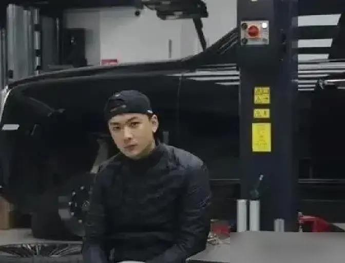 李勒优搬进出租屋，晋妈直播停零花钱，转头接着带货。那个被全网喊“幸运女孩”的变形计主角，账号粉丝快200万，收益全在崔晋母子手里攥着，她日常开销靠亲属卡。
10月4号她发了条动态：接受一切事与愿违。隔天采访又说“关系挺好的，不便回应”。崔晋出来打圆场，说只是母女拌嘴。
可别墅没真过户，面馆没写她