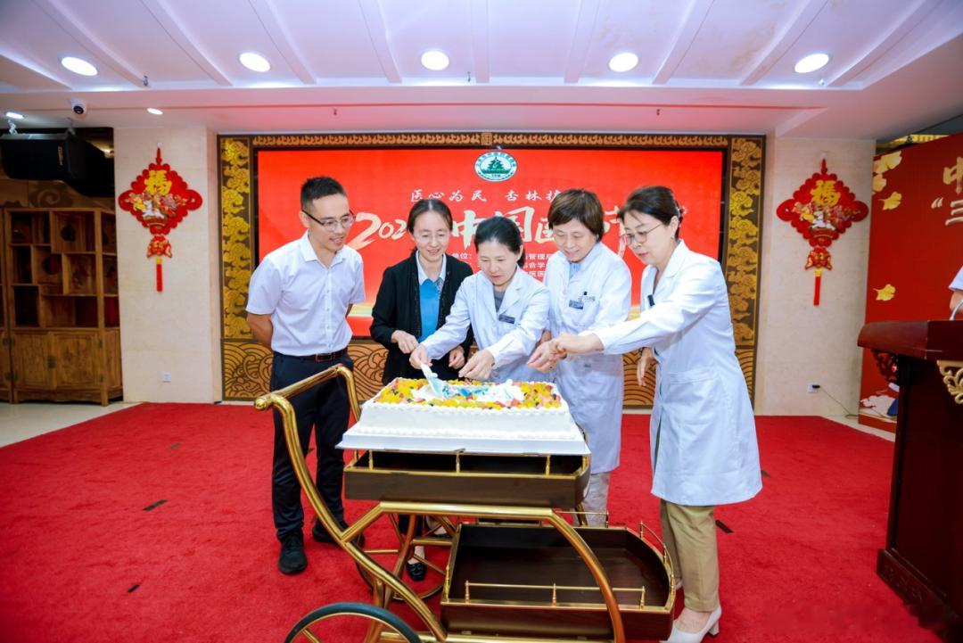 【岐黄守初心，杏林护民康！北京中医药系统开展中国医师节主题活动】为庆祝第九个中国医师节，弘扬卫生健康职业精神，传承中医药大医精诚理念，8月19日，北京市中医药管理局举办“医心为民・杏林护航”2026年中医药系统中国医师节主题活动。活动采取主会场线上直播，三家医院线下分会场联动直播模式，3 ​