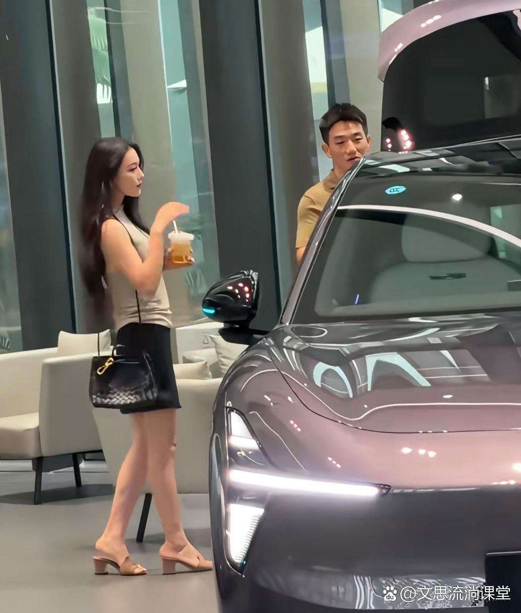 39岁张馨予和老公何捷现身广州一间车企看豪车，她背着4万元的名牌包，打扮时尚贵气，身材非常好，皮肤很白，侧脸实在太美了！ ​