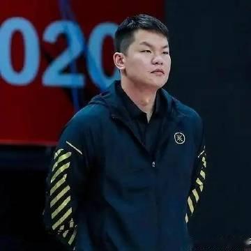 《广东宏远这盘棋下得太大了！朱芳雨杜锋双双卸任，徐杰接过副队长袖标，周...
