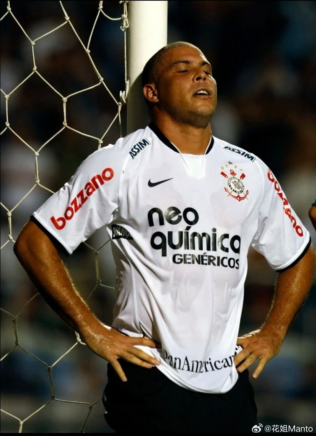 罗纳尔多（Ronaldo 大罗）巴西足坛历史天赋天花板之一。巅峰时期爆发力、变向、盘带、速度完美融合，带球冲刺甚至比无球奔跑更快。重心低，高速状态下依旧可以连续变向摆脱多人包夹，射门手段丰富，左右脚与头球都极具威胁。兼具力量、速度与细腻球感，是无数后卫的噩梦。职业生涯长期被严重伤病困扰，但只要健康就是无解的...