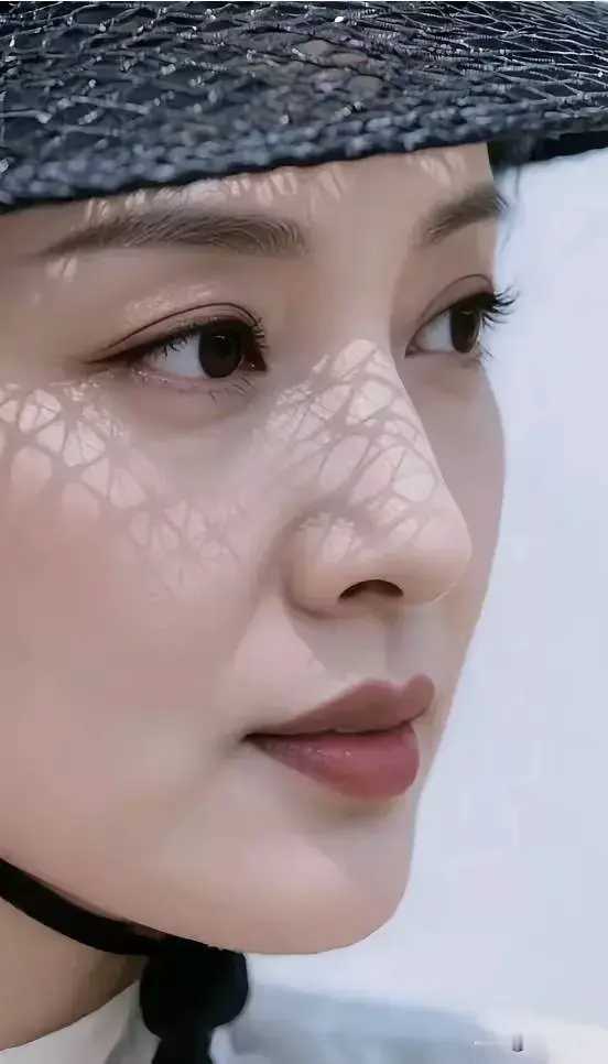 长沙女子约快递员上门事件，我有一个疑惑，约了快递员上门，为什么还要洗澡不关门？就算因为不知道快递员上门的具体时间，想冲个澡，也应该关门啊，约了人还不关门，真的让人想不通。
人快递员可能也是无心之失，本来干这行的就比较赶时间，看着门没关，没敲门就进去确实欠妥，但是人想着拿完就走，这行为也不是奔着其他目