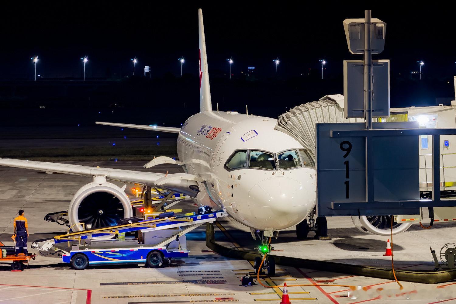 #不止飞行# MU9199 SHA-CAN B-919E
在沪广这种航线上并不是很想飞919，但无奈我买的359被Change成了321而且延误到了23点起飞，能改签到这个航班上似乎已经是最优解了……今天也是我换了18pro后的第一次飞行，实战感觉这机子涂抹感略显离谱，特别是使用长焦和广角时，出片安卓感极强，有点拉胯[流汗] ​