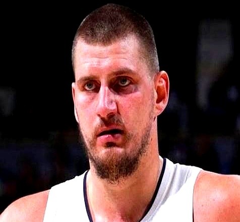 这简直是给对手上公开课！  掘金队的约基奇，四天打了三场高强度比赛，不...