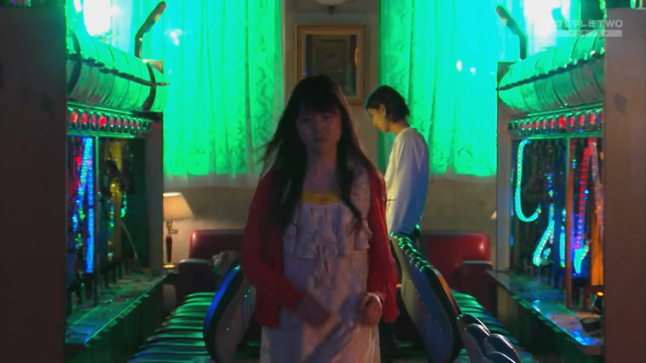 《诈欺游戏》2007★★★★
场景简单但光影打光很讲究，梦幻闯关科技氛围感，剪辑节奏快漫画感十足，这告诉我们不要号称置景投资花了几千万几个亿，自己重新置景，有这个资金不如好好研究拍摄角度打光氛围，镜头语言，剧本节奏，演员演技。 ​