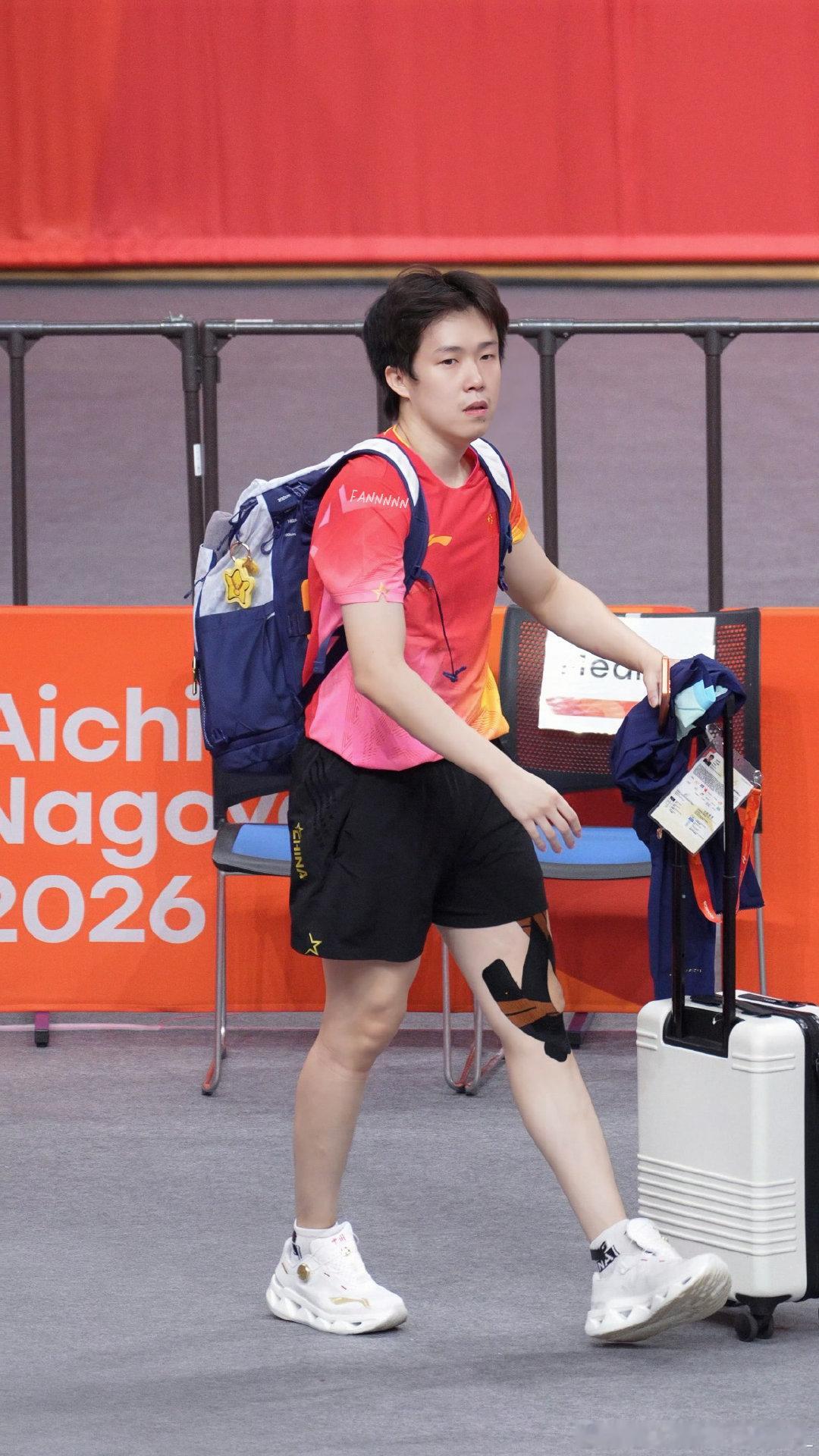 #王楚钦 选择性参赛#
这是在干嘛呢？运动员马上就要比赛了，上午也才刚刚打了两场！这标题何意味呢？又想引导什么呢？
让我们一起来为即将到来的团体比赛加油！
王楚钦加油！中国男乒的小伙伴们儿加油！ ​
