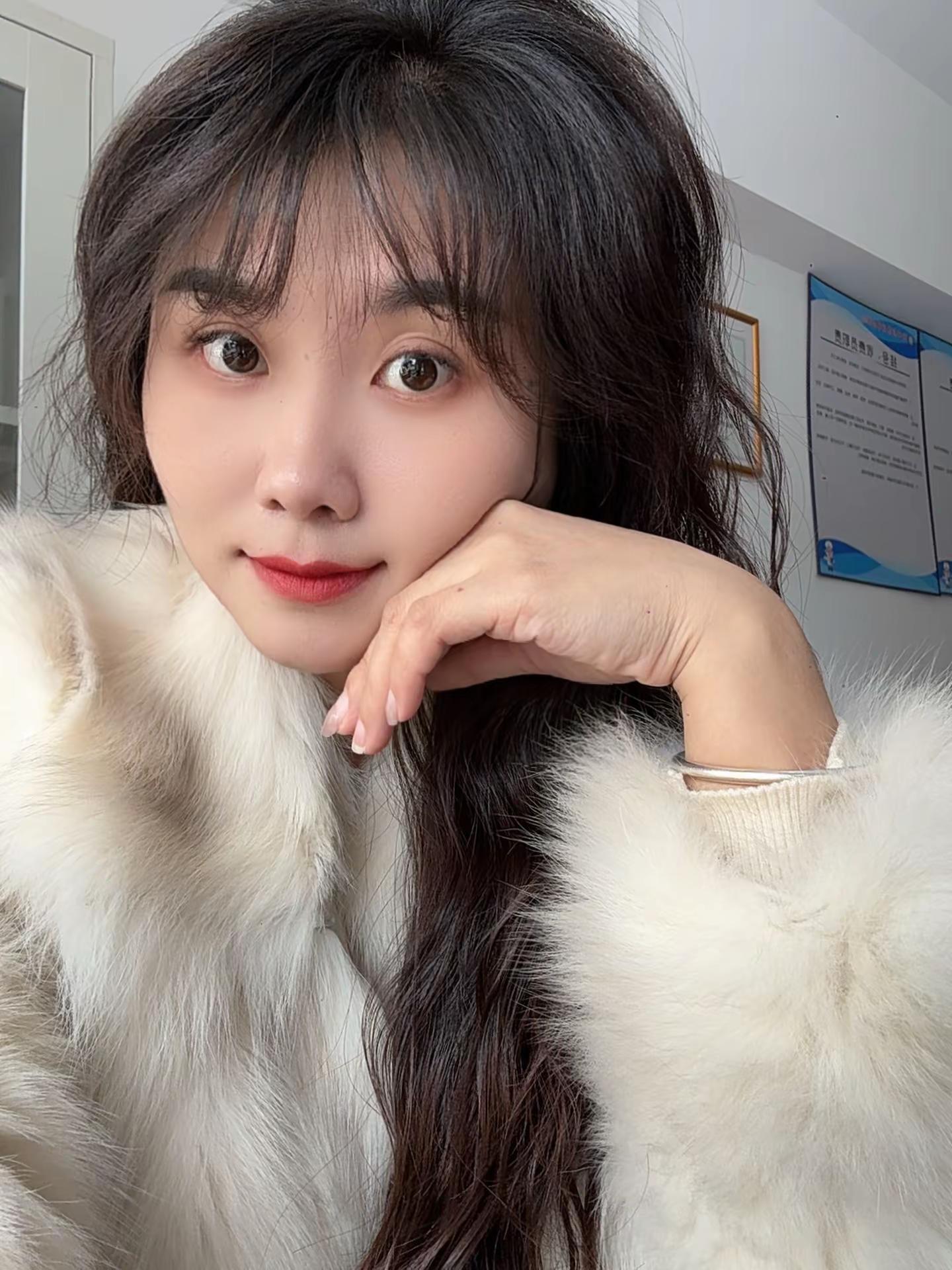 上班  穿貂  听麝香夫人……