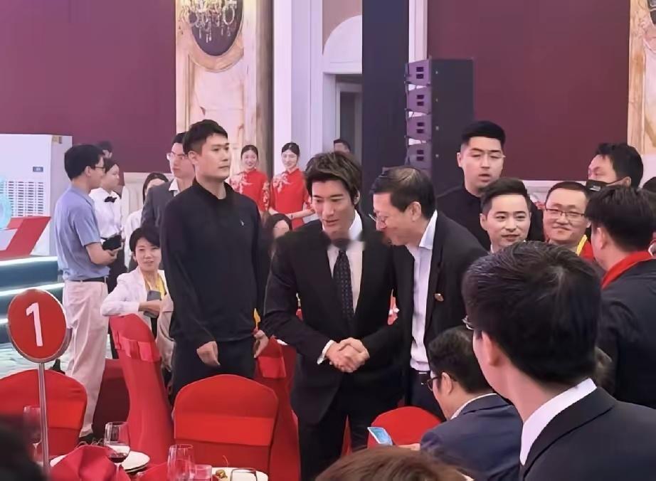 8月19日，王力宏现身宇树科技上市答谢午宴，虽与王兴兴同坐一桌，但二人一直没同框，更没有相互敬酒，王力宏一样高兴。
​本次答谢午宴，王兴兴是非常低调的，虽然他邀请了王力宏并且坐在同一桌，但起初他没有跟王力宏近距离接触。
​王力宏是第一个把机器人搬上个人演唱会的明星，而他所用的机器人就 ​