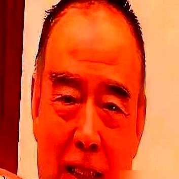 陈飞宇新片试映，陈凯歌和陈红看完，当场只扔下两个字：惊吓。

转头到了三亚家里，74岁的大导演又钻进厨房择菜。手抖得厉害，保姆要过来帮忙，他硬是不让，非得自己颤颤巍巍做完这顿饭。

台上是终身成就奖、戛纳评委主席、红毯压轴的顶级大腕，下了台却连一把青菜都要较劲。

奖杯是给外人看的，这股到老都不肯认