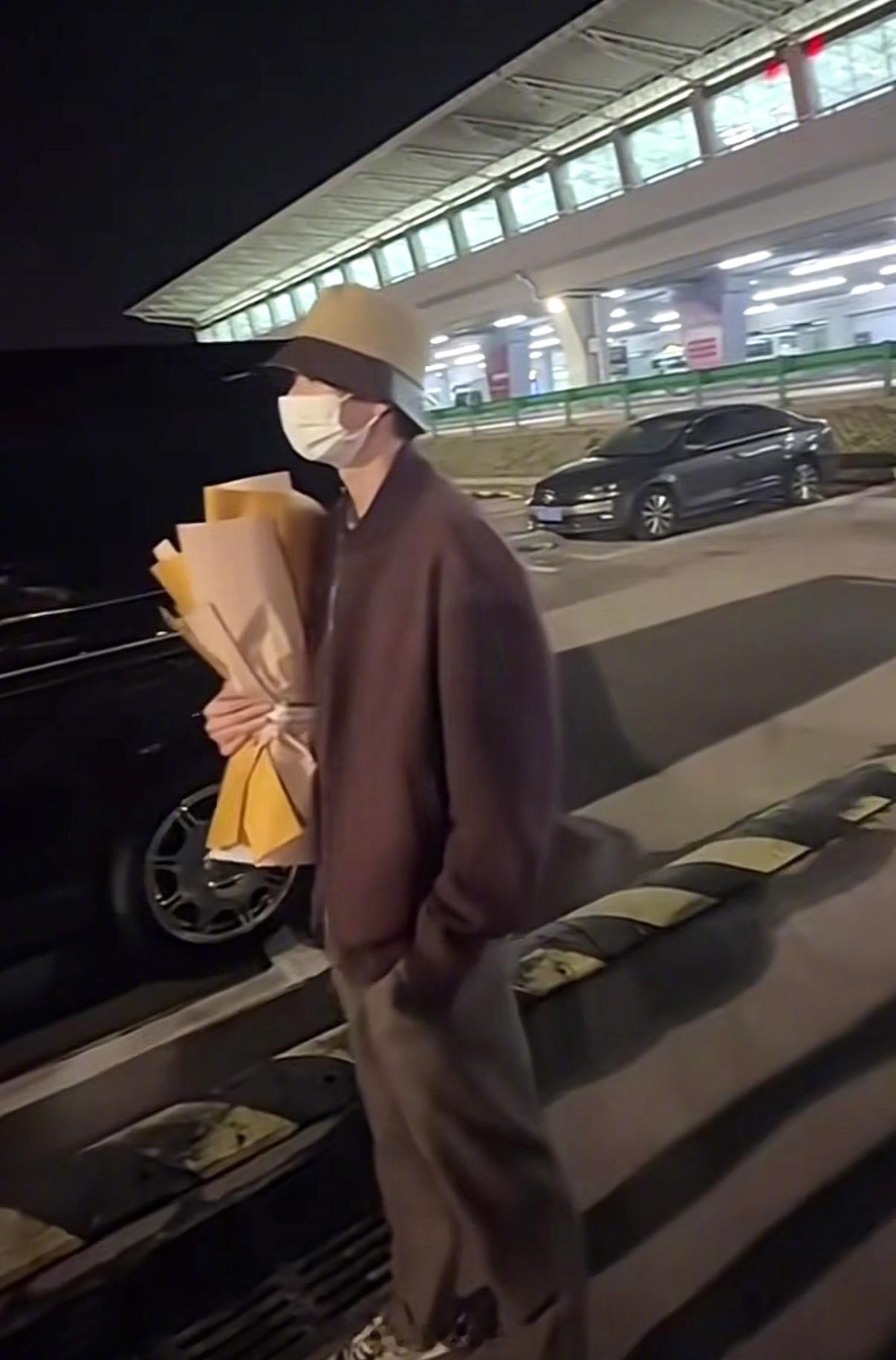 【  现场视频显示，西安一家台球俱乐部组织多人在机场等待。吴宜泽一身休...